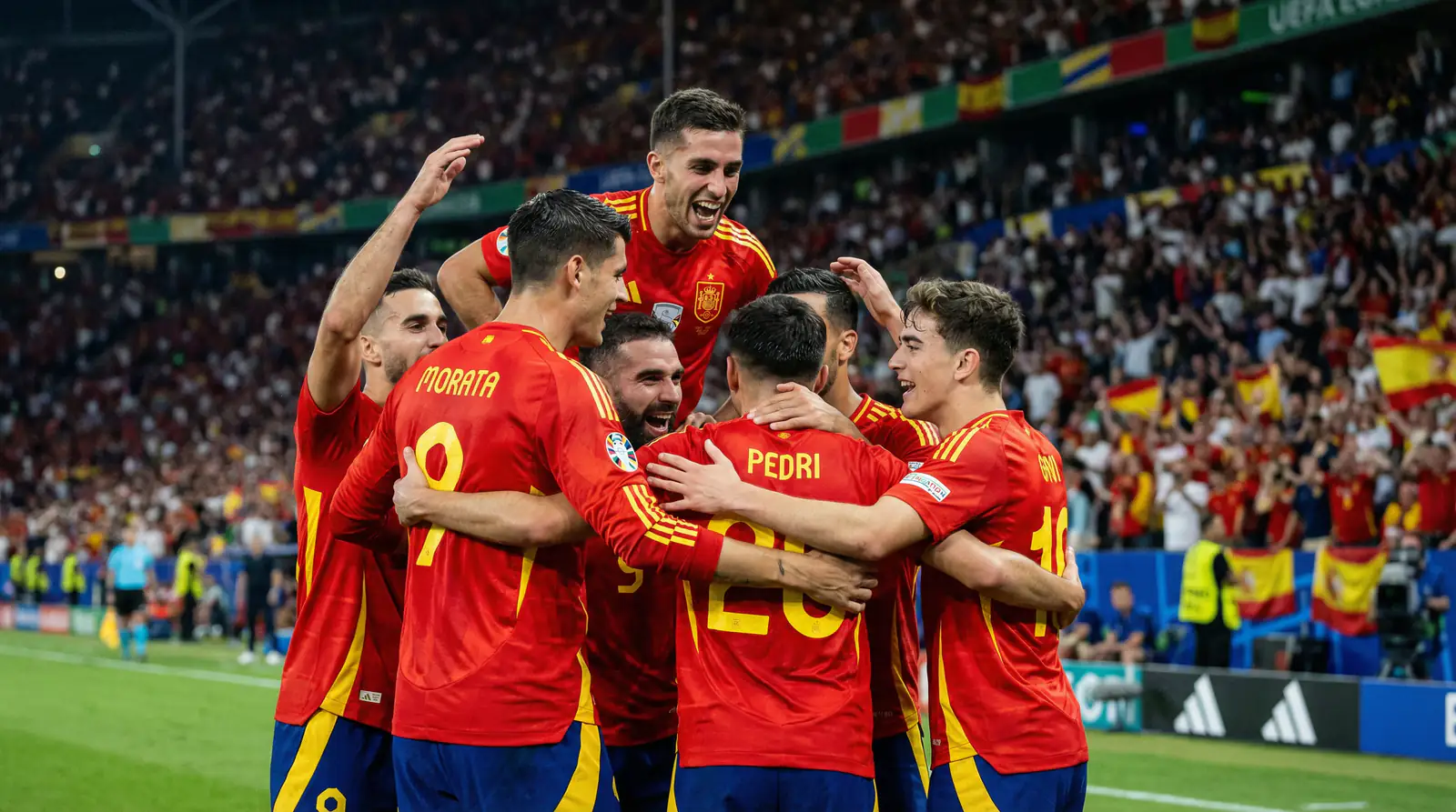 La selección española celebrando un gol con la camiseta roja característica de La Roja